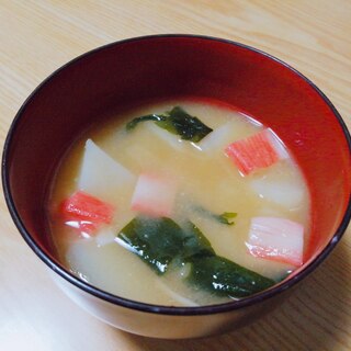 じゃがいもとカニカマとわかめの味噌汁